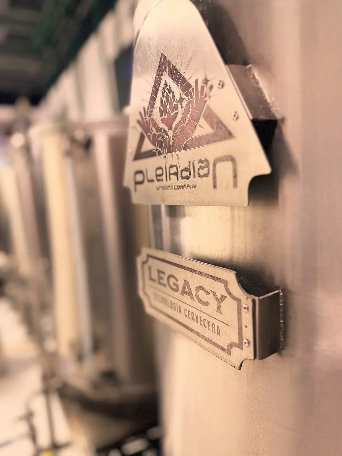 Logo Pleiadian en fermentador de acero inoxidable